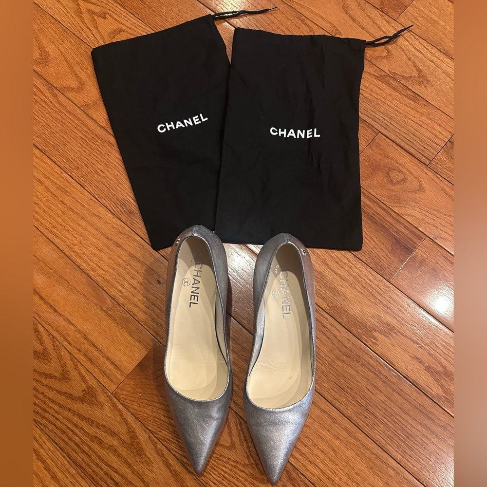 CHANEL Silver Heels Elegant Metallic Design